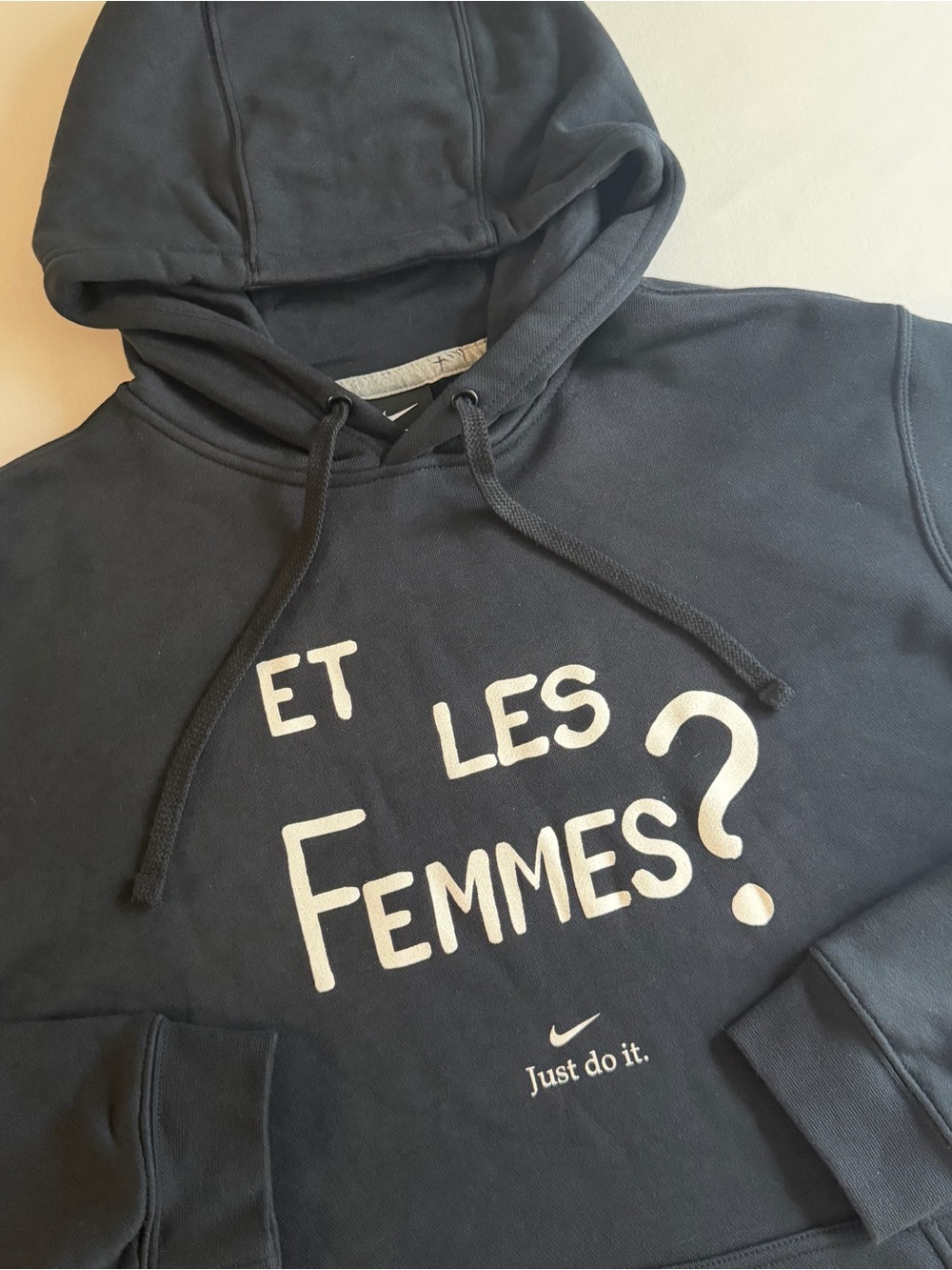Nike Et Les Filles? Hoodie Mens L French Text Women Sport Empowerment Sweatshirt